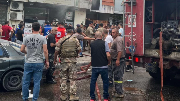 Una nueva ola de explosiones de walkie-talkies en Líbano deja al menos 25 muertos y cientos de heridos mientras Israel moviliza tropas desde Gaza hacia el norte del país