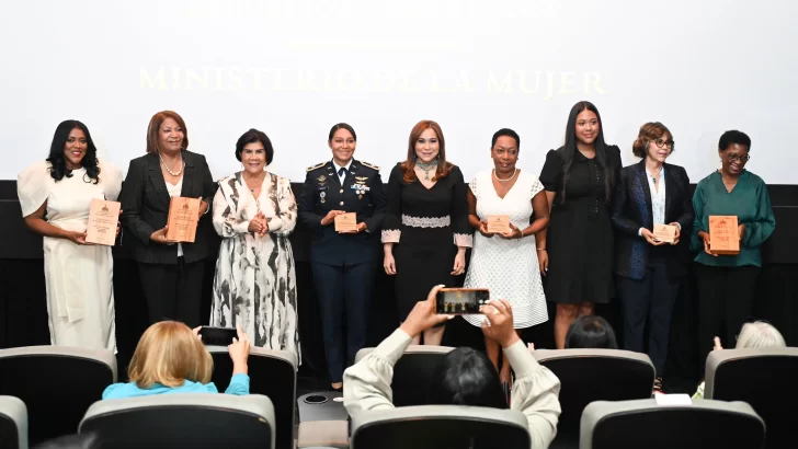 Ministerio de la Mujer rinde homenaje a las mujeres galardonadas con la Medalla al Mérito 2022