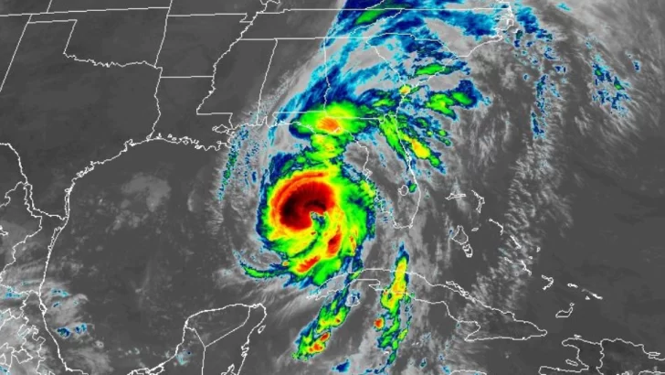 Helene se acerca a la costa de Florida y pronostican que toque tierra como un huracán de categoría 4