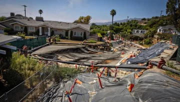 Las imágenes de la exclusiva ciudad del condado de Los Ángeles amenazada por los desprendimientos de tierra