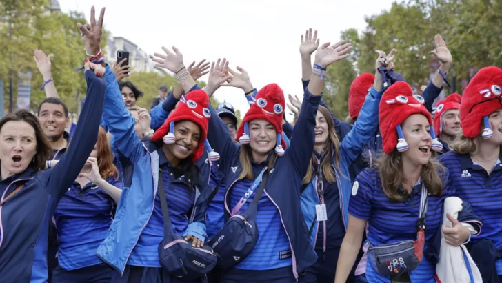 Francia: homenajea a deportistas y voluntarios en los Campos Elíseos para despedir los Juegos Olímpicos