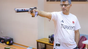 El tirador turco viral en Juegos de París intenta registrar como marca su postura