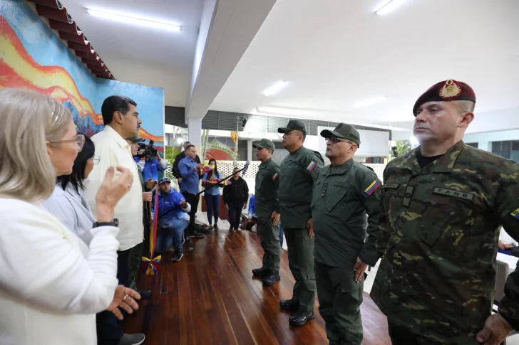 EEUU sanciona a militares involucrados en el fraude electoral y Maduro los condecora