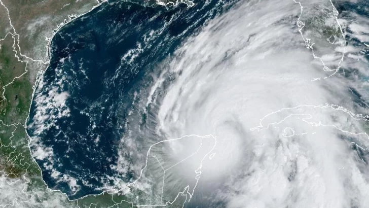 Helene se convierte en huracán frente a las costas de México en su camino hacia Florida, donde llegará como un gran ciclón