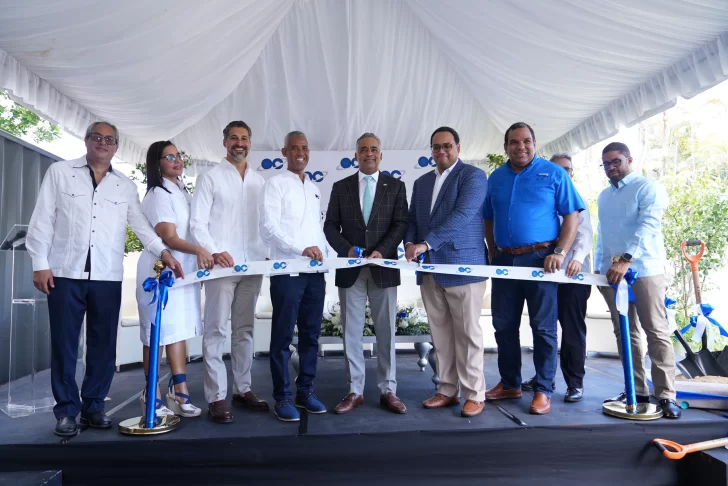 Santos Echavarria, junto a líderes del sector, durante corte de cinta. 