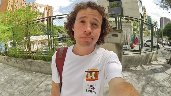 Youtuber Luisito Comunica es escoltado por autoridades en el Metro de Santo Domingo