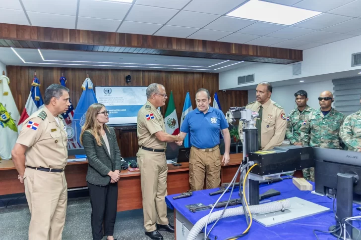 Militares y policías se capacitan en marcar armas con láser para rastrearlas