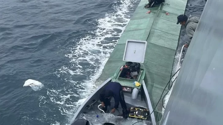 Armada de Ecuador localiza semisumergible con 4 toneladas de droga y 2 colombianos a bordo