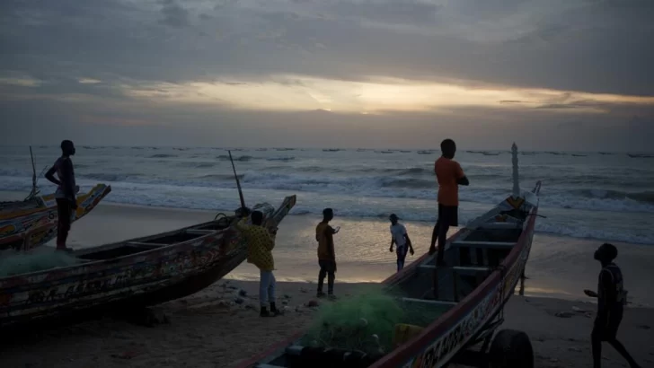 Hallan 30 cadáveres en una embarcación a la deriva frente a la costa de Senegal