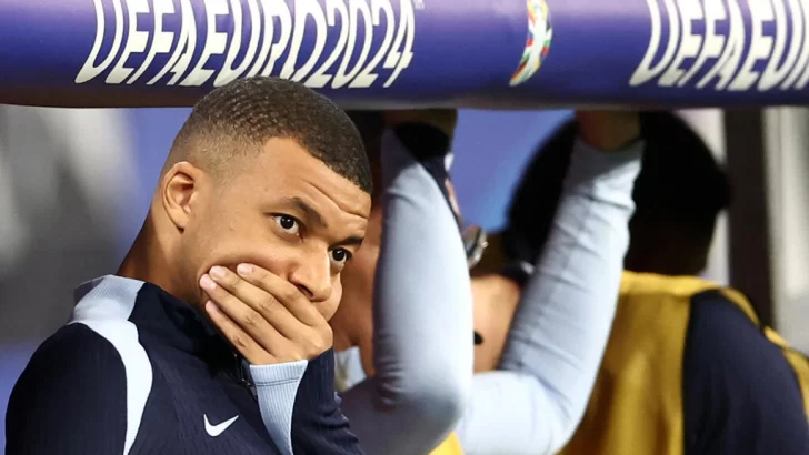 Tiempos difíciles para Mbappé: una denuncia por supuesta violación y una disputa con el PSG