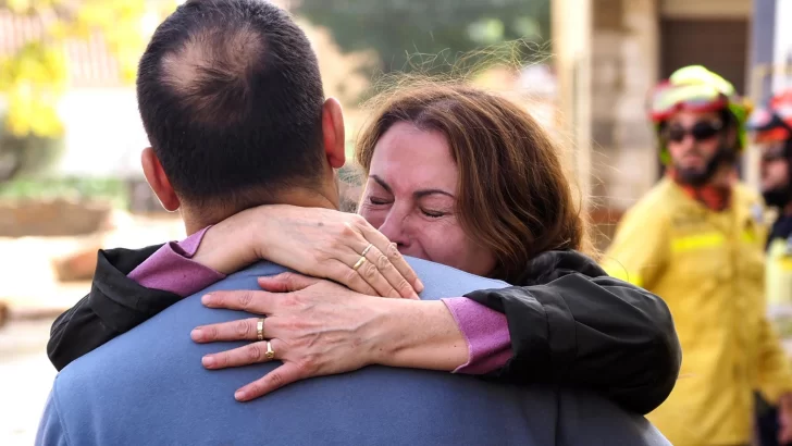 'Fue como un tsunami': los testimonios de los sobrevivientes de las catastróficas inundaciones que dejan más de 150 muertos en España