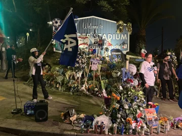 Aficionados celebran título de los Dodgers en California y rinden homenaje a Valenzuela