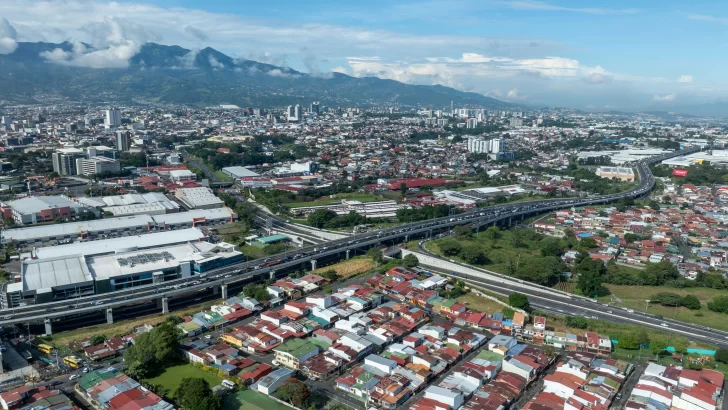 Ingeniería Estrella y Constructora Hernán Solís construyen carretera en Costa Rica