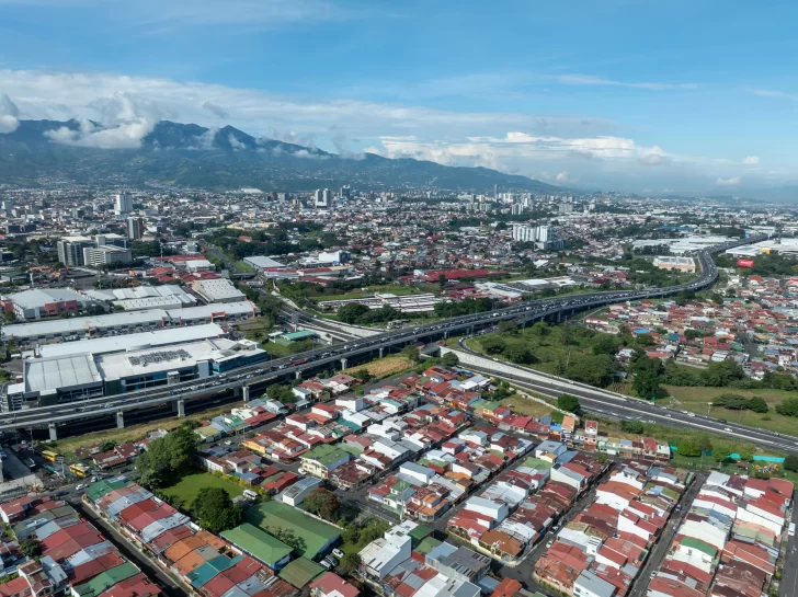 Ingeniería Estrella y Constructora Hernán Solís construyen carretera en Costa Rica