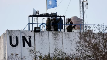 En directo: El Ejército israelí ataca a fuerzas de paz de la ONU en Líbano y deja a dos soldados heridos