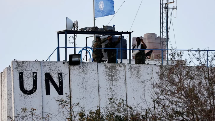 En directo: El Ejército israelí ataca a fuerzas de paz de la ONU en Líbano y deja a dos soldados heridos