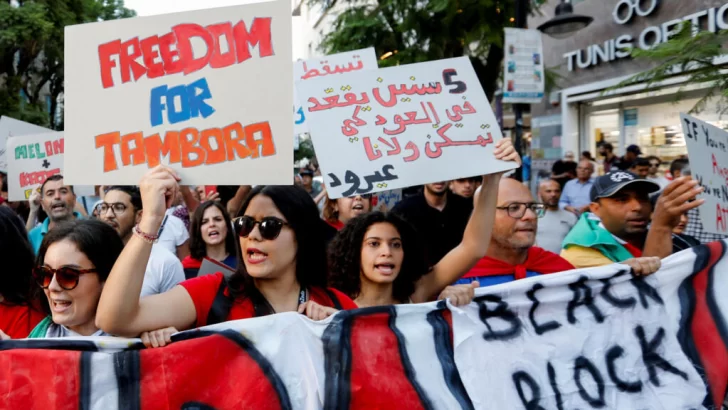 Tunecinos protestan contra el presidente Saied a dos días de las elecciones