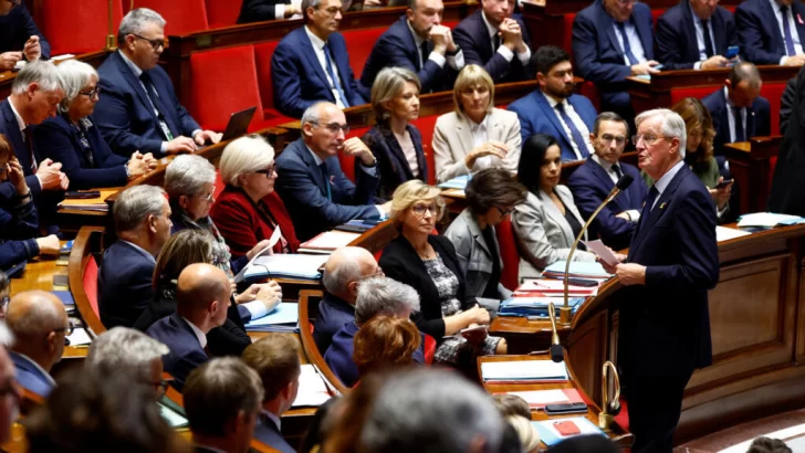 Gobierno francés sobrevive a su primera moción de censura en la Asamblea Nacional