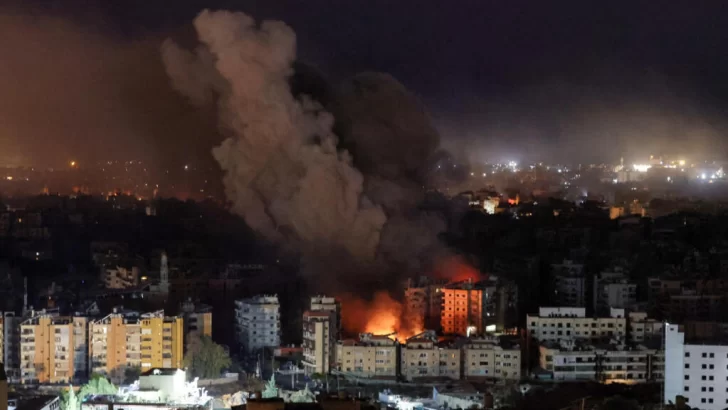 Israel ataca histórica ciudad libanesa y la sede de canal proiraní en ...