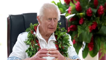 El rey Carlos III bebe una pócima narcótica para ser nombrado 'gran jefe' de Samoa