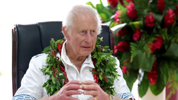 El rey Carlos III bebe una pócima narcótica para ser nombrado 'gran jefe' de Samoa