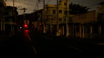 Ecuador suspende jornada laboral y reducirá apagones, mientras intenta mitigar crisis energética