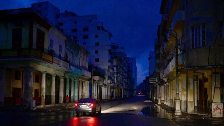 Millones de cubanos siguen sin electricidad por segundo día, tras el apagón masivo que afectó toda la isla
