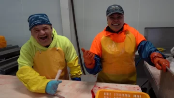 'Sin los mexicanos mi negocio no valdría nada': los migrantes que sostienen la economía de Alaska y ganan hasta US$27.000 por 4 meses de trabajo