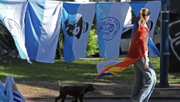 Opositor de izquierda y oficialista de centroderecha pasan a segunda vuelta en Uruguay