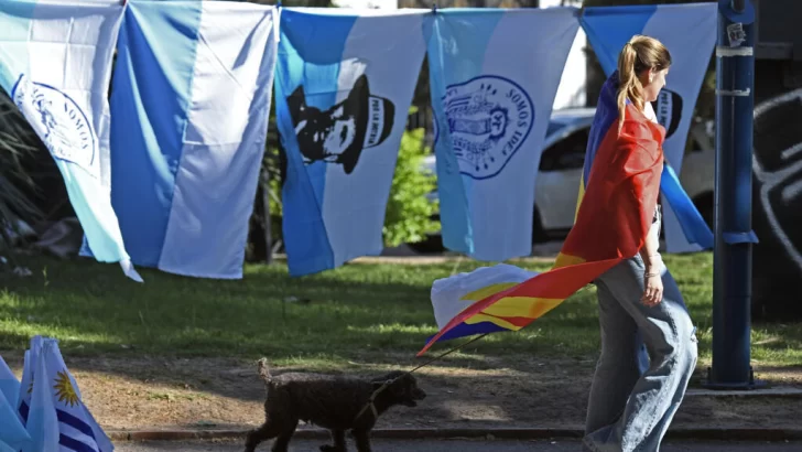 Opositor de izquierda y oficialista de centroderecha pasan a segunda vuelta en Uruguay