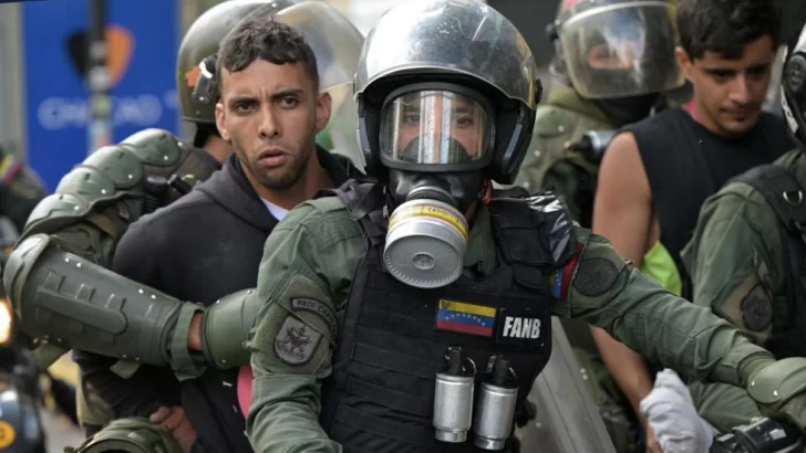 'Desde que lo detuvieron mi hermano ha perdido unos 60 kilos': las denuncias de los familiares de los arrestados en Venezuela tras las elecciones de hace 3 meses