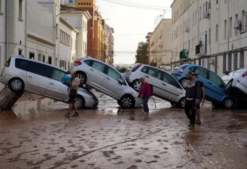 La alerta 'tardía' y otras dudas en torno a las peores inundaciones del siglo en España que dejan al menos 95 muertos