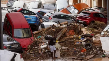 Las impactantes imágenes de las graves inundaciones en España que han dejado al menos 70 muertos y decenas de desaparecidos