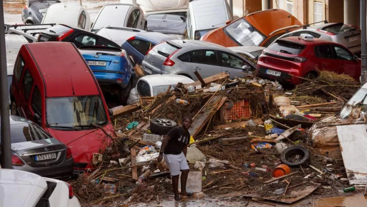 Las impactantes imágenes de las graves inundaciones en España que han dejado al menos 70 muertos y decenas de desaparecidos