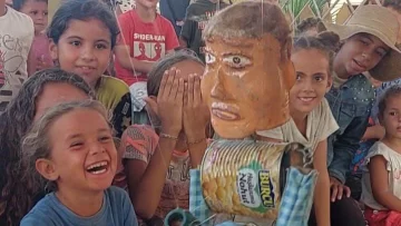 “Creo vida, esperanza y alegría de los escombros de la guerra”: la encomiable tarea del titiritero de Gaza que con sus marionetas alivia el dolor de los niños palestinos