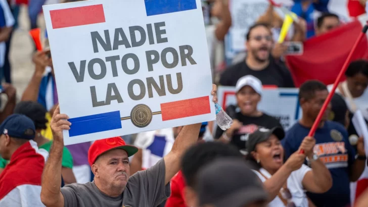 Ultraderechistas reunidos en la Plaza de la Bandera exigen la deportación de los haitianos