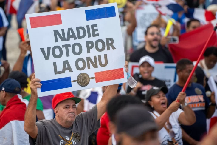 Ultraderechistas reunidos en la Plaza de la Bandera exigen la deportación de los haitianos