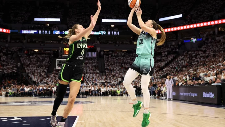 Un triple decisivo de Ionescu deja a las Liberty al borde del título de la WNBA