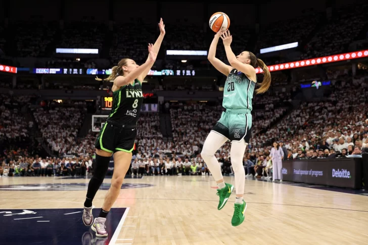 Un triple decisivo de Ionescu deja a las Liberty al borde del título de la WNBA