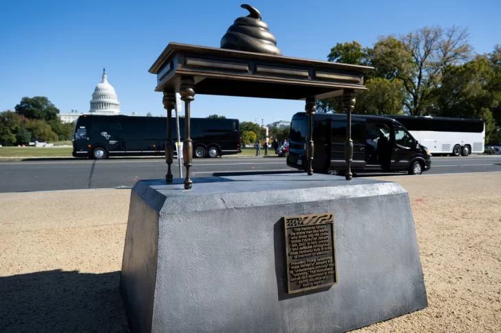 Excremento en escritorio de Pelosi 'honra' el asalto al Capitolio