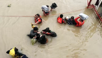 Sube a cien muertos el balance de tormenta tropical en Filipinas