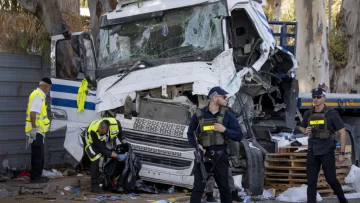 Un camión embiste una parada de autobús en Israel y deja un muerto y decenas de heridos