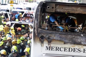 Tailandia recupera los cadáveres de 20 escolares tras arder su autobús