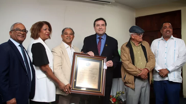 CDP otorga membresía de honor a Armando Rodríguez, gerente general de Seaboard