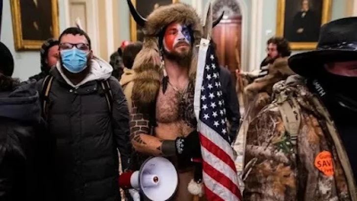 Proyecto de ley en Nueva York busca que ataque a Capitolio sea tema obligatorio en escuela