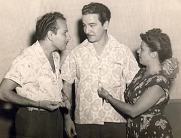 Buesa-al-centro-de-la-foto-en-un-estudio-de-la-emisora-CMQ-junto-al-actor-Eduardo-Egea-y-la-actriz-Marta-Jimenez-Oropesa-en-agosto-de-1948-revista-Bohemia