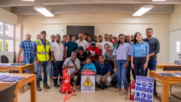 La empresa Luz y Fuerza de las Terrenas capacitan personal para la poda de árboles