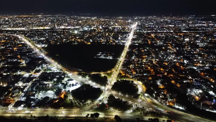 Edeeste instala luminarias en autopista Las Américas y avenida Charles de Gaulle