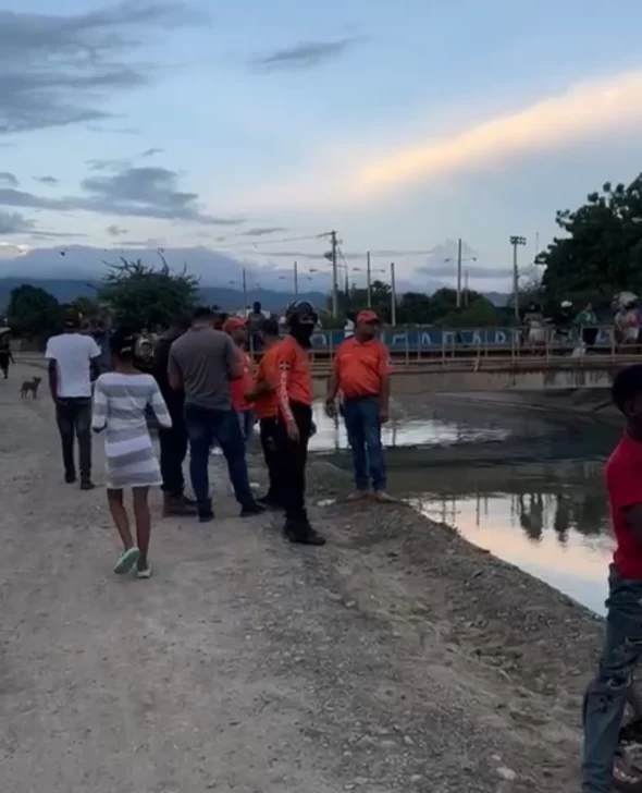 Defensa-Civil-confirma-muerte-de-conductor-cuyo-vehiculo-cayo-en-canal-de-Santiago-Oeste-buscan-a-menor-de-4-anos-1-590x728