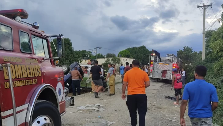 Defensa Civil confirma muerte de conductor cuyo vehículo cayó en canal de Santiago Oeste; buscan a menor de 4 años